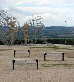 Love by Milov - Szeretet szobor