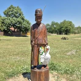 Lúdas Matyi szobor, Jen? - Külső kép