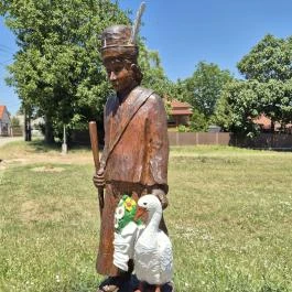 Lúdas Matyi szobor, Jen? - Külső kép
