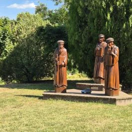 Luther Márton, Kálvin János és Dévai Bíró Mátyás szoborcsoport Balatonkenese - Külső kép
