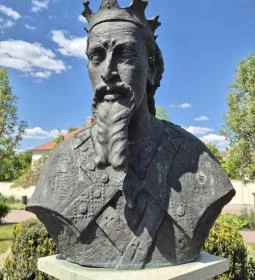 Luxemburgi Zsigmond mellszobor