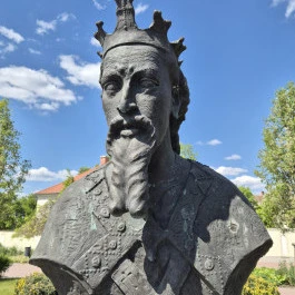 Luxemburgi Zsigmond mellszobor, Hatvan - Külső kép