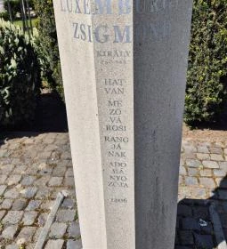 Luxemburgi Zsigmond mellszobor