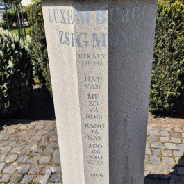 Luxemburgi Zsigmond mellszobor, Hatvan - Külső kép