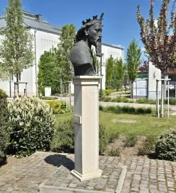 Luxemburgi Zsigmond mellszobor