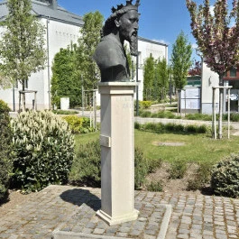 Luxemburgi Zsigmond mellszobor, Hatvan - Külső kép