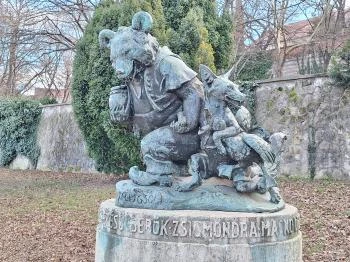 Mackó úrfi róka komával Budapest