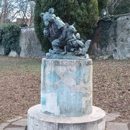 Mackó úrfi róka komával Budapest - Külső kép