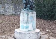 Mackó úrfi róka komával Budapest