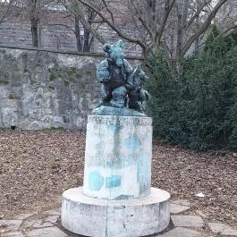 Mackó úrfi róka komával Budapest - Külső kép