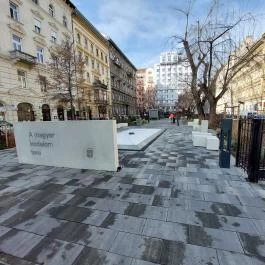 A magyar irodalom tere Budapest - Külső kép