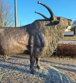 Magyar szürkebika-szobor