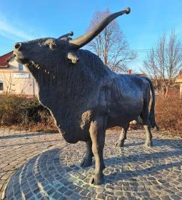 Magyar szürkebika-szobor