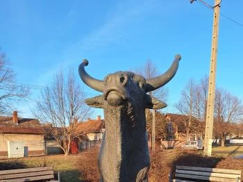 Magyar szürkebika-szobor Hajdúböszörmény