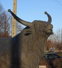 Magyar szürkebika-szobor