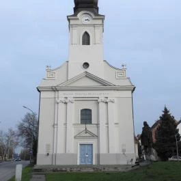 Magyarok Nagyasszonya plébániatemplom Szolnok - Külső kép