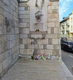 Mansfeld Péter dombormű 