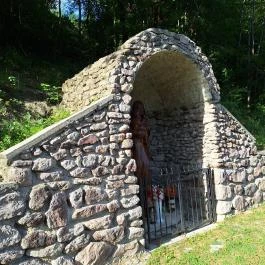 Mária emlékhely, Vágáshuta - Külső kép