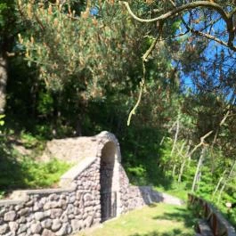 Mária emlékhely, Vágáshuta - Külső kép