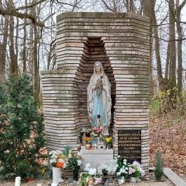 Máriakönnye - Vodica kegyhely Baja - Külső kép