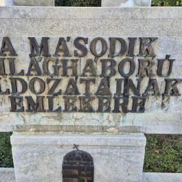A második világháború áldozatainak emlékére Szil - Külső kép
