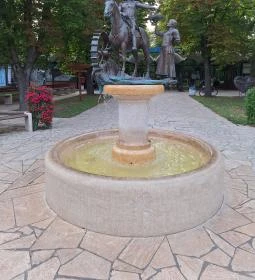 Mátyás király-díszkút