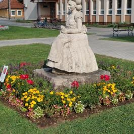 Matyó menyecske Mezőkövesd - Külső kép