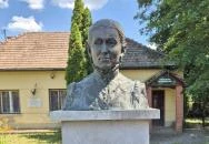Mauks Ilona mellszobra Mohora