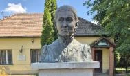 Mauks Ilona mellszobra Mohora - Külső kép
