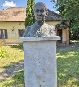 Mauks Ilona mellszobra