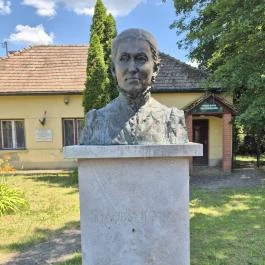 Mauks Ilona mellszobra, Mohora - Külső kép