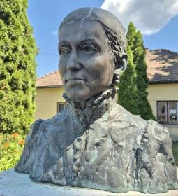 Mauks Ilona mellszobra