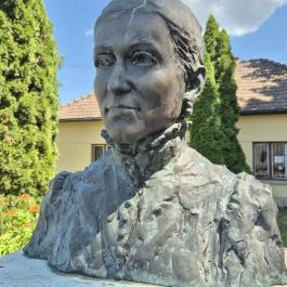Mauks Ilona mellszobra, Mohora - Külső kép