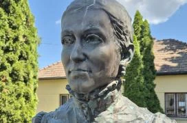 Mauks Ilona mellszobra Mohora