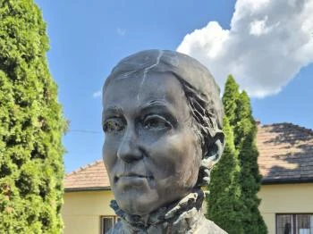 Mauks Ilona mellszobra Mohora