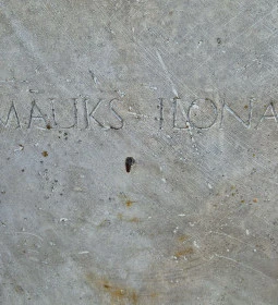 Mauks Ilona mellszobra