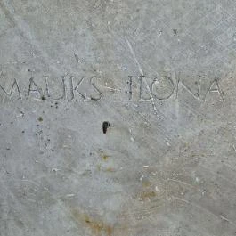 Mauks Ilona mellszobra, Mohora - Külső kép