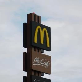 McDonald's - Tesco Budaörs Budaörs - Külső kép