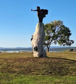 99. legjobb látnivaló: Mécsestartó nő szobra