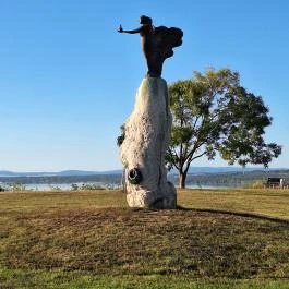 Mécsestartó nő szobra Balatonvilágos - Külső kép