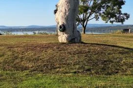 Mécsestartó nő szobra Balatonvilágos