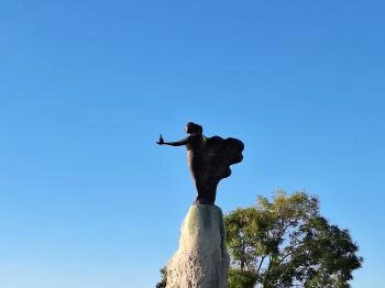 Mécsestartó nő szobra Balatonvilágos