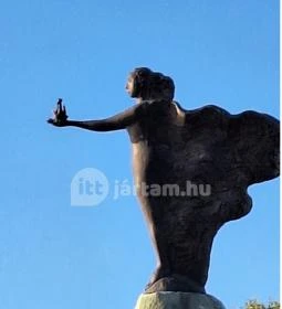 Mécsestartó nő szobra