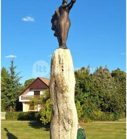 Mécsestartó nő szobra