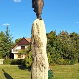 Mécsestartó nő szobra Balatonvilágos - Külső kép