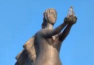 Mécsestartó nő szobra Balatonvilágos