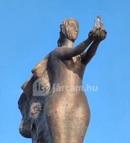 Mécsestartó nő szobra