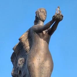 Mécsestartó nő szobra, Balatonvilágos - Egyéb