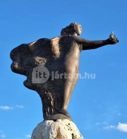 Mécsestartó nő szobra