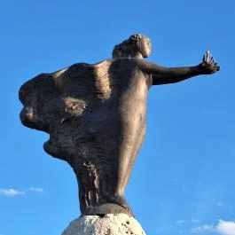 Mécsestartó nő szobra, Balatonvilágos - Egyéb